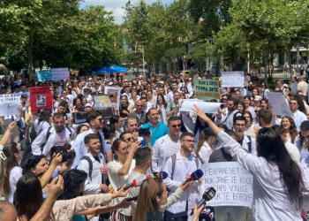 REL: Studentët e mjekësisë kundër ‘pengmarrjes së diplomës’ nga shteti