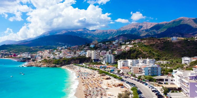 Himarë/ Sekuestrohen 38 çadra dhe 66 shezlongë