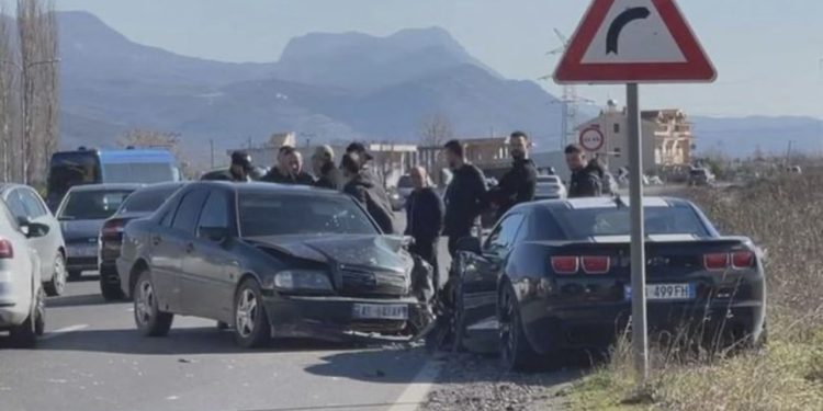 Dy makina përplasen me njëra-tjetrën në aksin Fier- Levan, bllokohet qarkullimi i automjeteve
