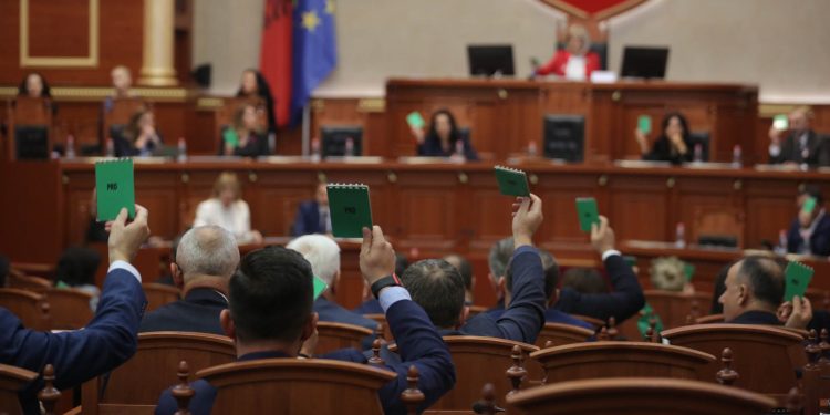 Kuvendi mbyll punimet! PS i bindet Ramës, Gjinushi ‘rrëmben Shkencën’, krimi kanabisin ndërsa mjekët ‘izolohen’! Opozita shtyn ‘revolucionin’