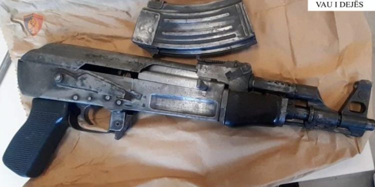 EMRI/ Pas sherrit për parakalimin e gabuar, i riu  në Shkodër merr kallashin dhe tenton të vrasë 23-vjeçarin! Shpallet në kërkim