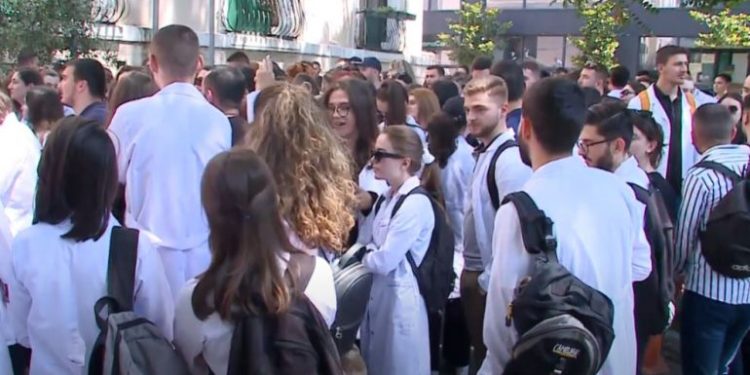 Deri në 5 vite me detyrim në Shqipëri/ Studentët e mjekësisë në protestë, nisen drejt Kuvendit