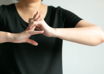 Kërcisni gishtat? Ja sa i rrezikshëm është ky zakon