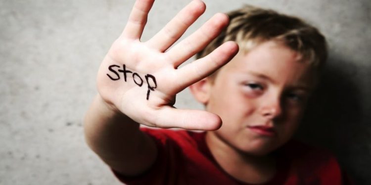 U dhunua nga mësuesi i fesë në Latina/ Arrestohet 49-vjeçari