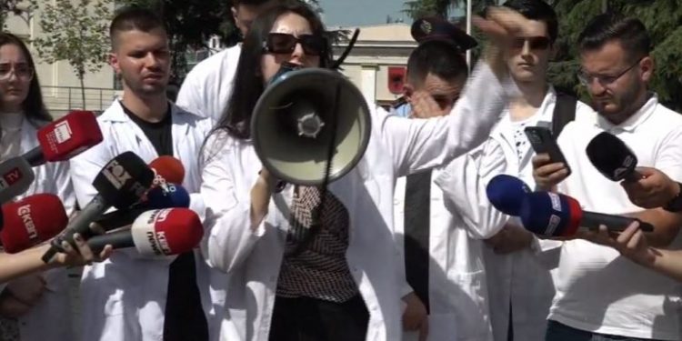 Studentët e mjekësisë PARALAJMËROJNË bojkot të vitit akademik! Kushi të dorëhiqet!