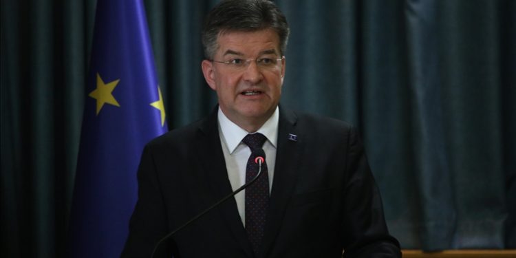 Lajçak mbërrin në KOSOVË, nis takimin me Osmanin