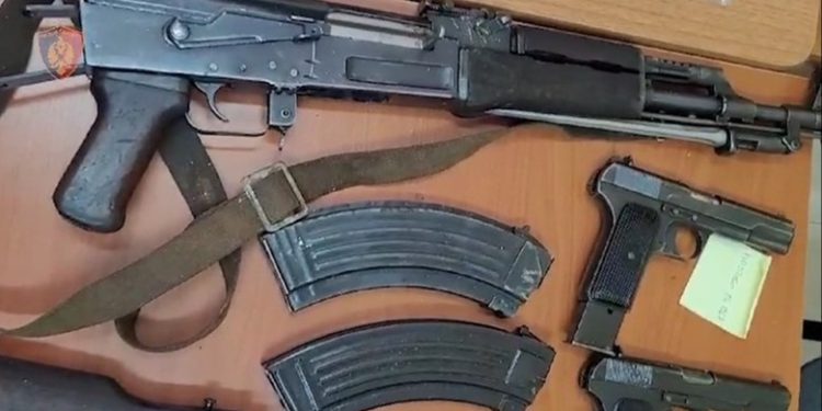 Kukës,dorëzon një arsenal armësh që e mbante në banesë që prej vitit 1997, nën hetim 65-vjeçari