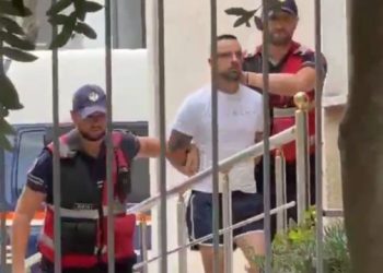 U kap me 2 çanta me eksploziv dhe dyshohet se rrëmbeu Sulollarin dhe Thodhorin në Sarandë, lihet në burg Mecini!