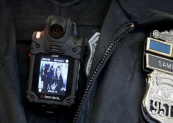 VOA: Inteligjenca artificiale ‘futet’ edhe te kamerat e trupit të policëve