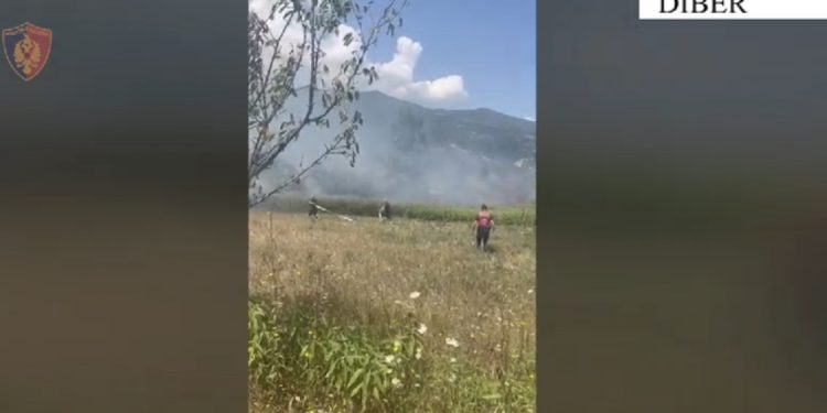 Ndezi zjarr në tokën e tij, por flakët dolën jashtë kontrollit, arrestohet 68-vjeçari në Dibër