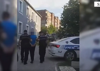 ‘Çmendet’ 34-vjeçari në Skrapar, pas sherrit me një person i shkon në shtëpi dhe qëllon muret me kallashnikov