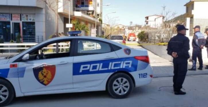 E RËNDË, 59-vjeçari në Orikum godet me kosore vëllanë dhe mbesën!