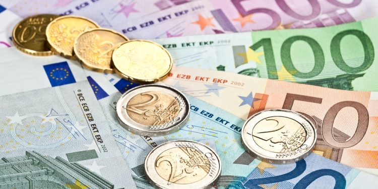 Rënia e euros! Eksportuesit letër institucioneve ndërkombëtare: Rënia e monedhës europiane po ndikohet nga paratë e krimit