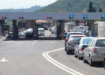 Trafik kilometrik në pikën kufitare të Hanit të Hotit, qindra automjete drejt Shqipërisë