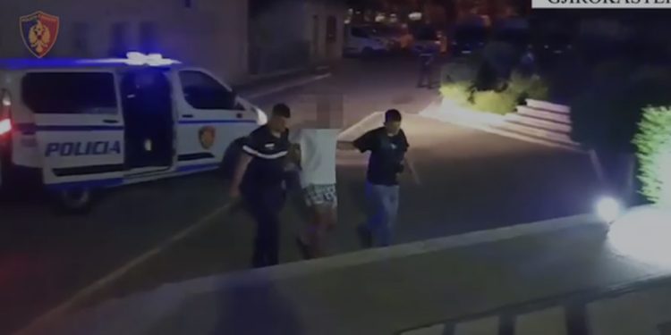 EMRI/ Kapet me 22 emigrantë në furgon, arrestohet 34-vjeçari në Gjirokastër! Gjatë ndjekjes përplasi dy mjete dhe dëmtoi efektivin