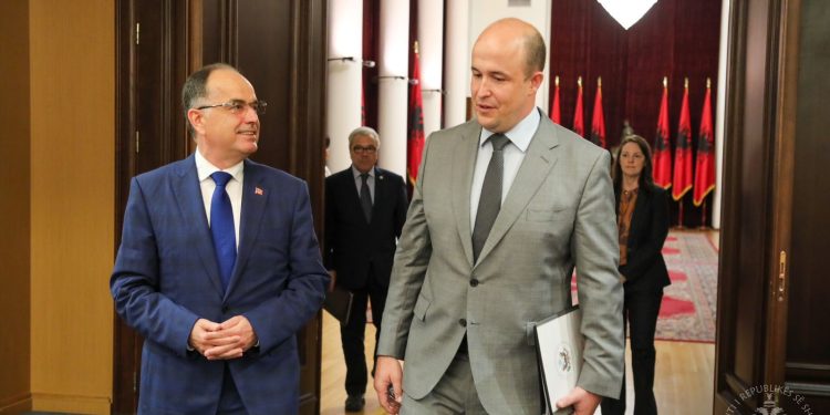 Begaj pret të ngarkuarin me punë të SHBA
