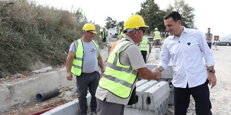 Shtrohet Rruga e Agallarëve në Farkë, Veliaj: Ky është mandati i investimeve në periferi! I japim vlerë çdo prone