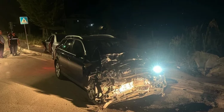 Makinat përplasen kokë më kokë në Pogradec, plagosen tre të rinj