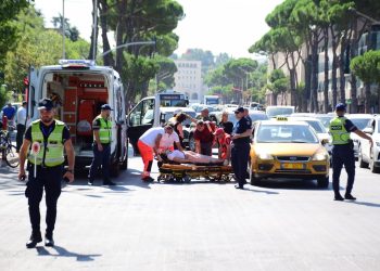 Bie pa ndjenja një grua në bulevardin ‘Dëshmorët e Kombit’
