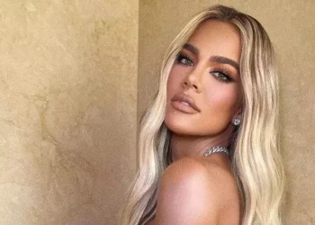 Khloé Kardashian flet për betejën me kancerin e lëkurës