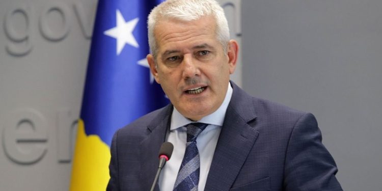 Sveçla: Nëse Vuçiç futet pa leje në Kosovë dihet cilat institucione merren me të