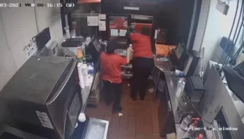 Punonjësja e fast food-it qëllon me armë klientin. Shkak u bënë patatet