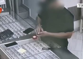 Vodhi flori në një banesë dhe i shiti në një argjendari, arrestohet 31-vjeçari