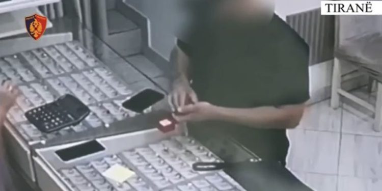 Vodhi flori në një banesë dhe i shiti në një argjendari, arrestohet 31-vjeçari