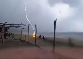 VIDEO: Rrufeja vret dy persona në një plazh në Meksikë