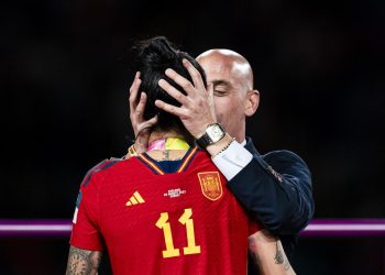 Puthja pa dëshirë në finalen e Kupës së Botës/ Hermosso ankesë kundër presidentit të federatës