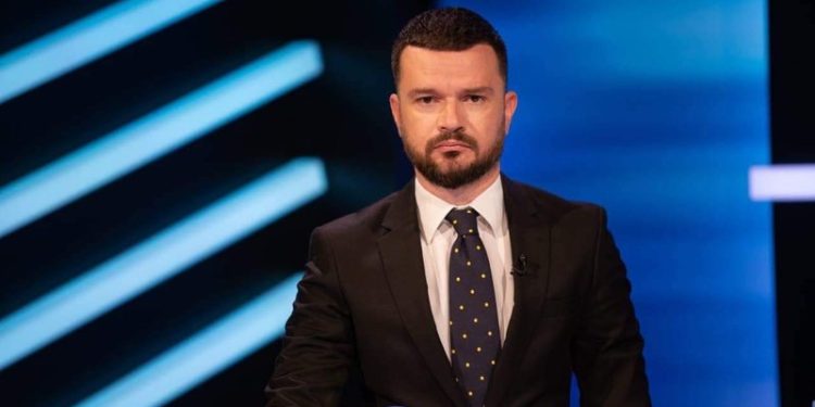 Analisti Arjan Curri merr presion live në emison, zbulon emrin e biznesmenit