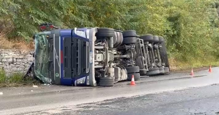 Përmbyset autoboti në aksin rrugor Fier-Levan