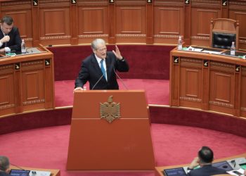 Berisha, akuza të forta në Kuvend: Sky ECC dëshmon lidhjet e qeverisë me mafian