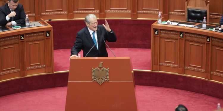 Berisha, akuza të forta në Kuvend: Sky ECC dëshmon lidhjet e qeverisë me mafian