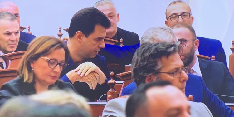 FOTO/ Me karriget ngjitur, Basha dhe Bardhi debatojnë ashpër