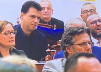 FOTO/ Me karriget ngjitur, Basha dhe Bardhi debatojnë ashpër