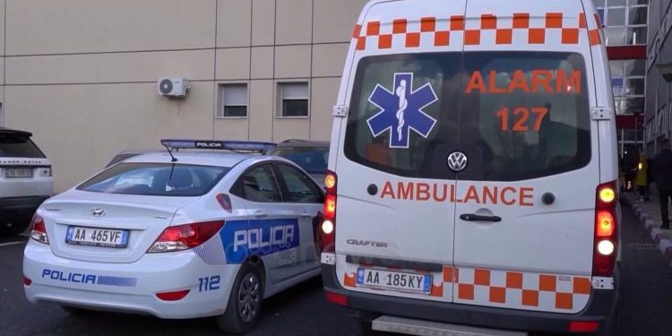 Makina del nga rruga dhe përplas 75-vjeçarin në Klos, i moshuari humb jetën në spital
