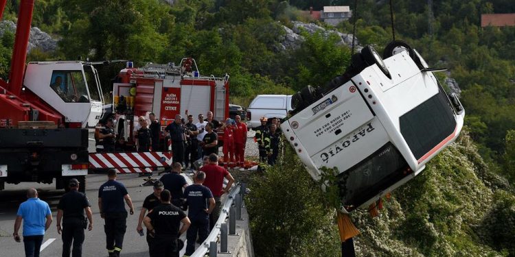 Aksident i rëndë në Malin e Zi, autobusi me pasagjerë bie në humnerë, 2 viktima e dhjetëra të plagosur
