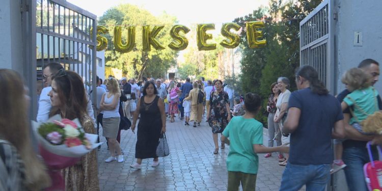 Nis viti i ri shkollor 2023-24. Rreth 29 mijë nxënës fillojnë rrugëtimin e bukur të dijes