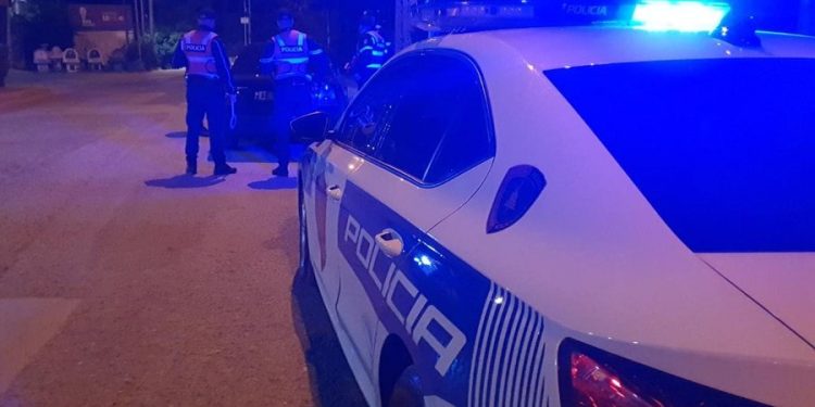 Plagosi me thikë të moshuarin në Vaun e Dejës, arrestohet 21-vjeçarja