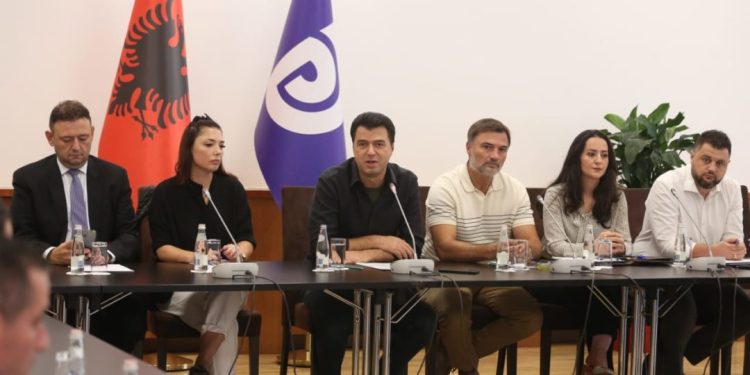 Basha me Kolegjin e Kryetarëve: Dy vite amulli na kanë larguar nga hallet e njerëzve