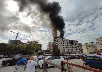 “Të nisë hetimi menjëherë”/ Veliaj reagon për zjarrin: Bashkia do ndihmojë familjet e dëmtuara