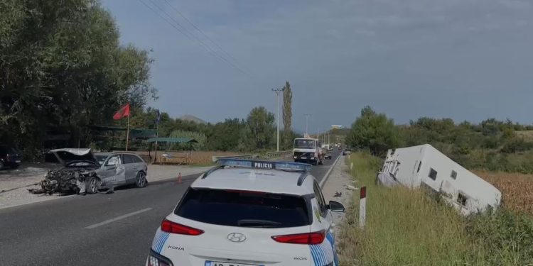 Makina përplaset me kamperin në superstradën Lezhë-Shkodër