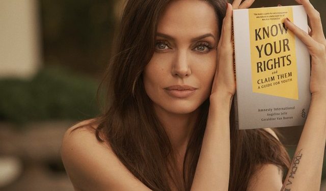 Angelina Jolie “flet” shqip