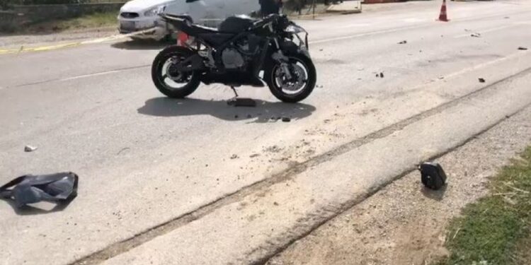 Aksident në aksin Korçë-Maliq. Kamionçina përplaset me motorin,1 person i plagosur