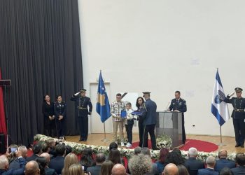 Vjosa Osmani i akordon urdhrin ‘Hero i Kosovës’, policit Afrim Bunjaku