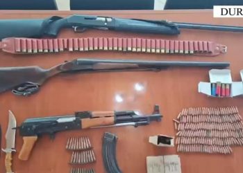 Sekuestrohet arsenal armësh në Durrës. Në pranga zotëruesi