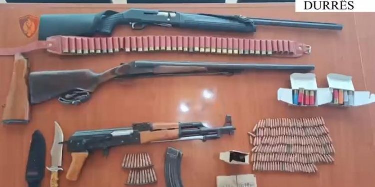Sekuestrohet arsenal armësh në Durrës. Në pranga zotëruesi