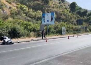 Makina përplas një person me motor dhe largohet nga vendi i ngjarjes