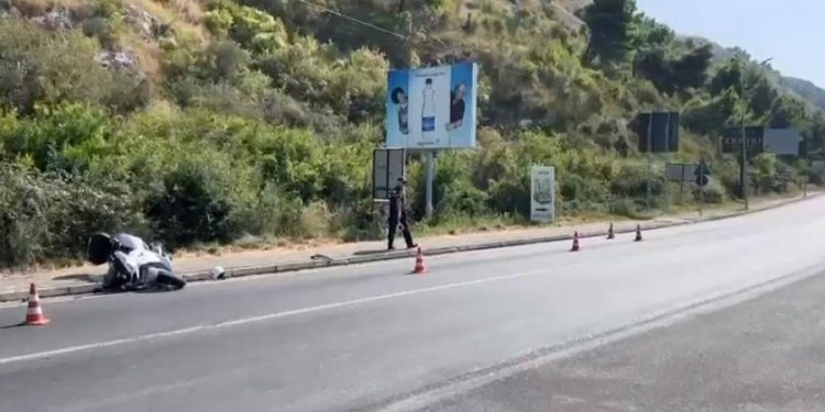 Makina përplas një person me motor dhe largohet nga vendi i ngjarjes